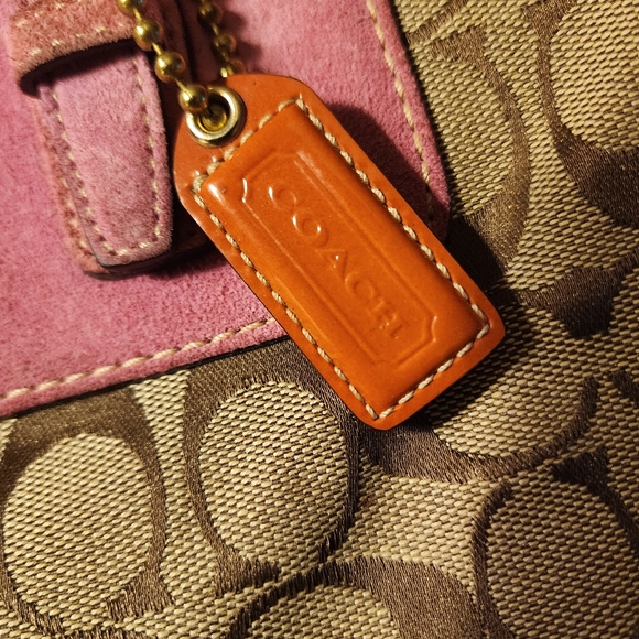 GUC Coach Signature Canvas Shoulder Bag - Picture 9 of 16